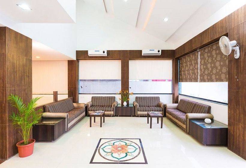 בית מלון כפרי Shirdi Shangrila Group Residency
