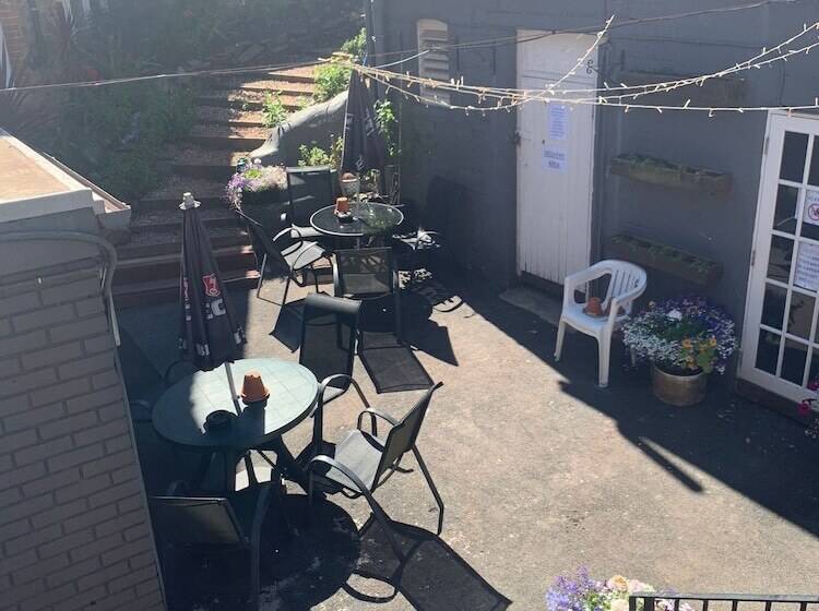 בית מלון כפרי The Castle Inn