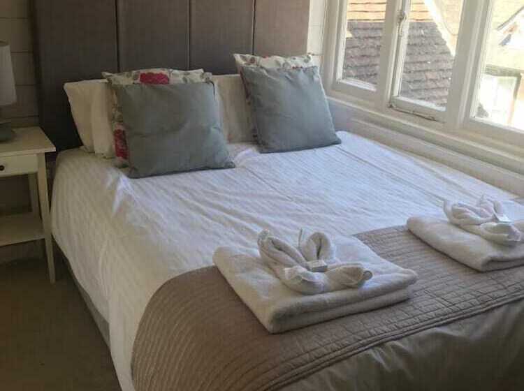 בית מלון כפרי The Castle Inn