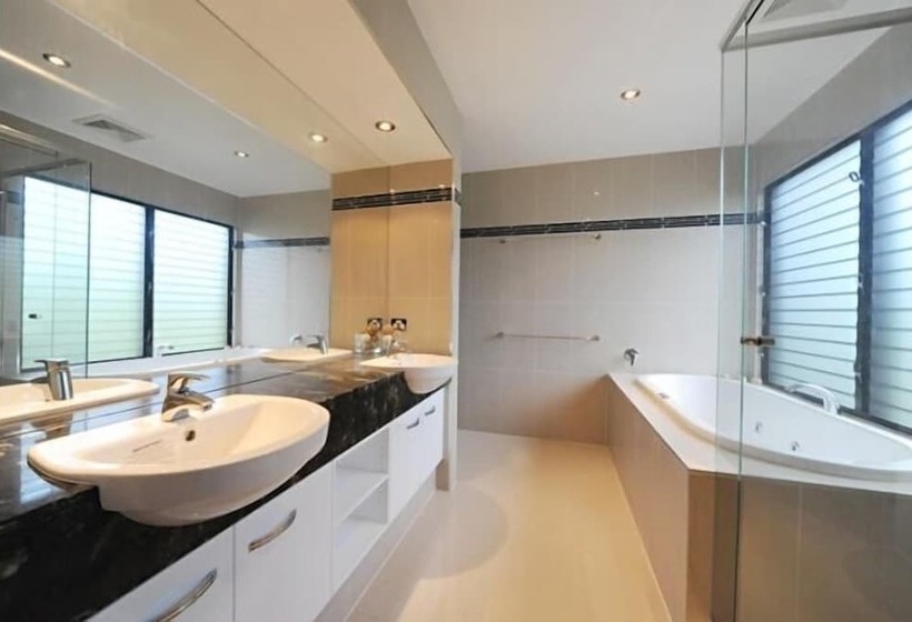 Pinnacle Apartments Hamilton Island