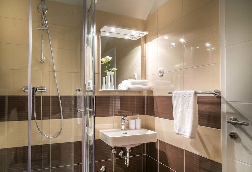 Split Oasis Apartments