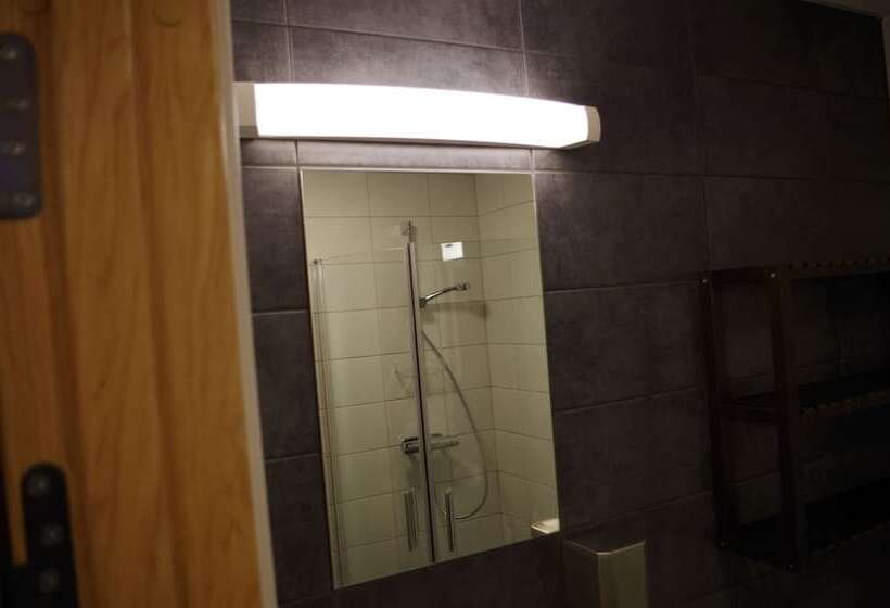 Spoton Hostel & Sportsbar