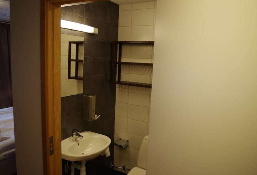 Spoton Hostel & Sportsbar