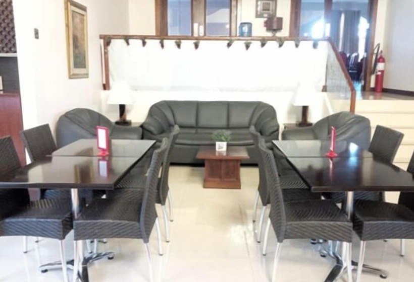 تختخواب و صبحانه Country Chateau