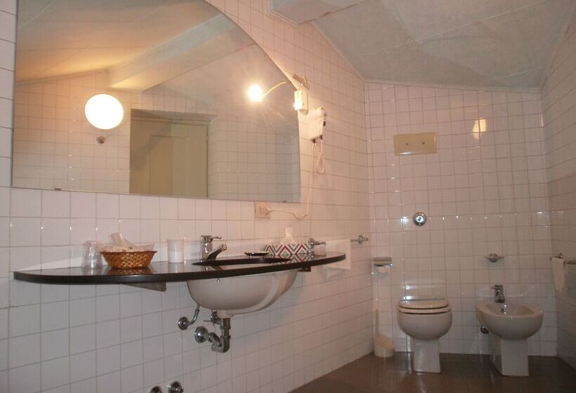 בית מלון כפרי Albergo Villa & Roma