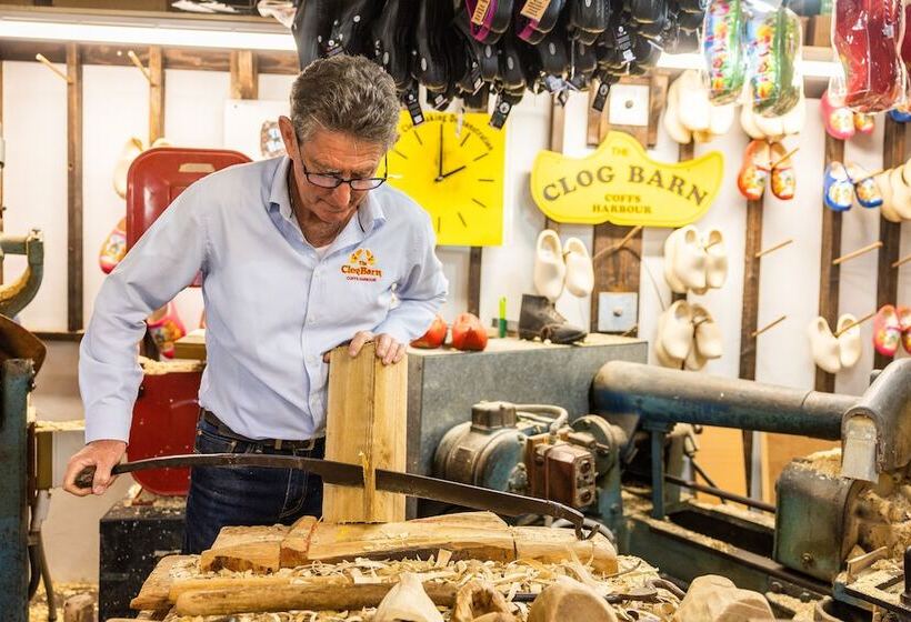 Отель Clog Barn Caravan Park