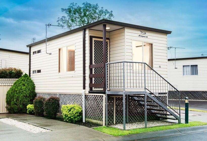 Отель Clog Barn Caravan Park