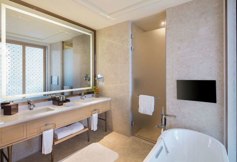 هتل Hilton Yuxi Fuxian Lake