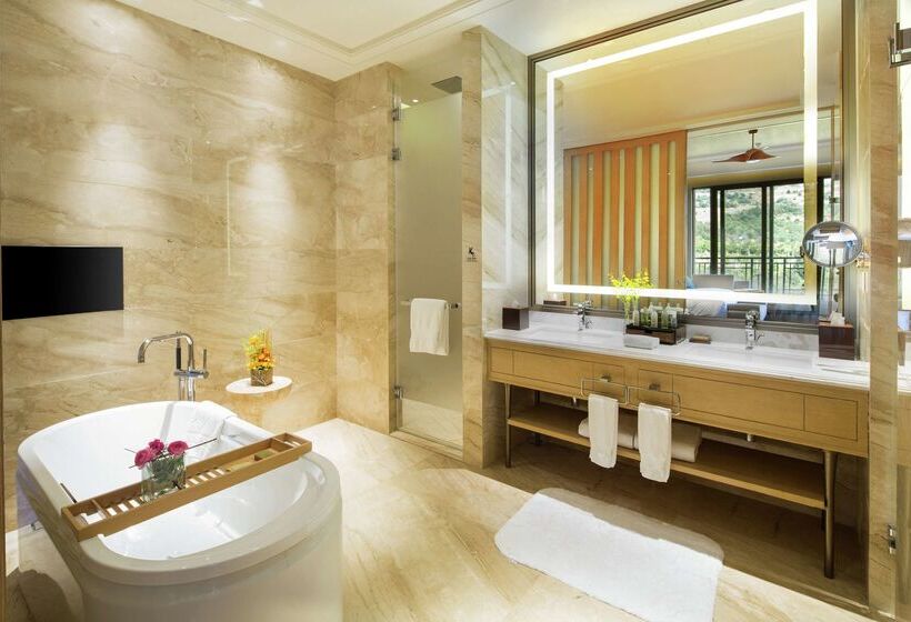 هتل Hilton Yuxi Fuxian Lake