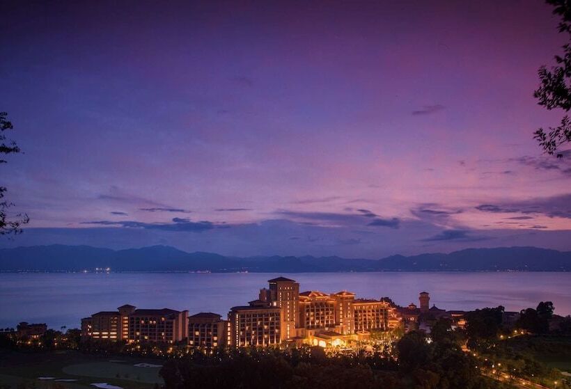 هتل Hilton Yuxi Fuxian Lake