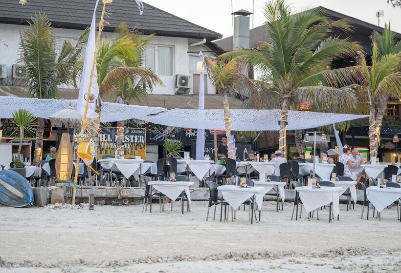 هتل Scallywags Resort