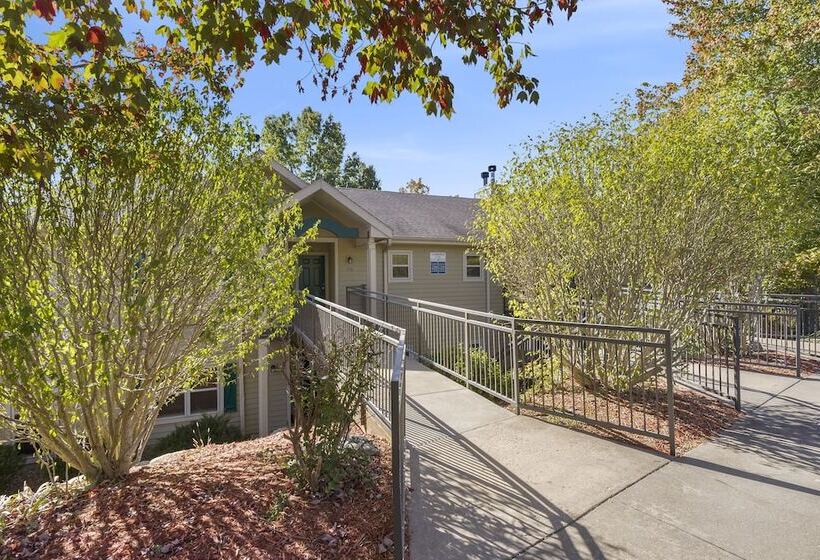 فندق Stonebridge Village Resort