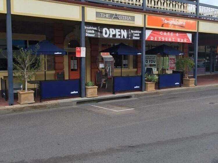 Отель The Astra