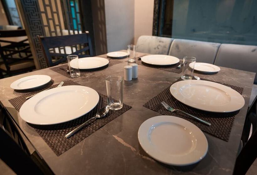 هتل Lalit International   A Boutique