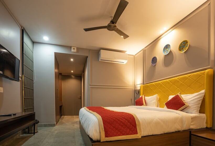 هتل Lalit International   A Boutique