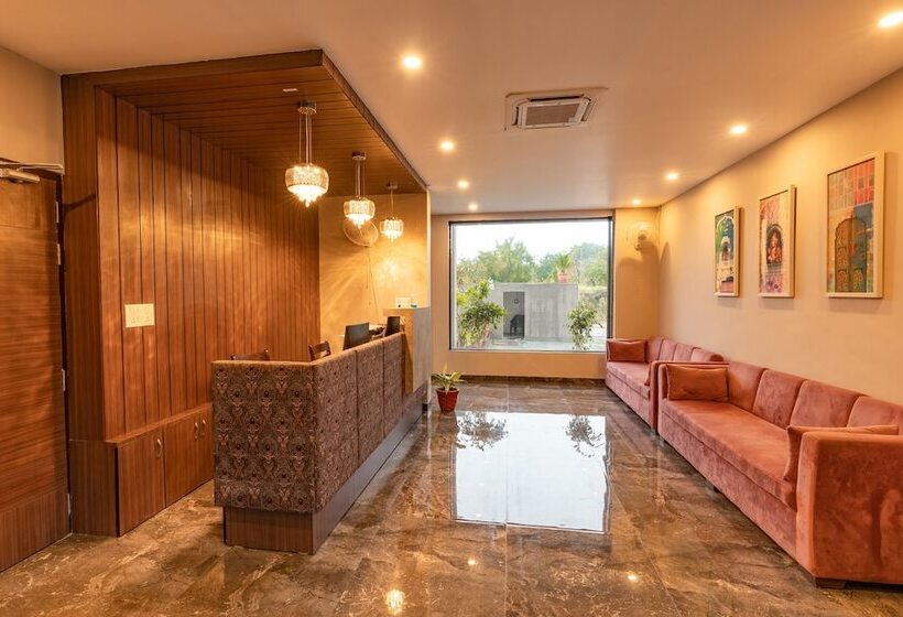 هتل Lalit International   A Boutique