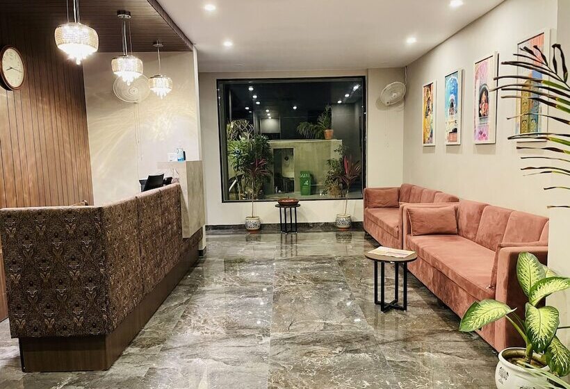 هتل Lalit International   A Boutique