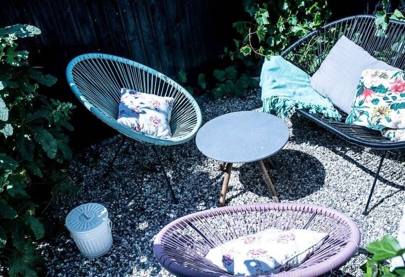 تختخواب و صبحانه Engholmbb