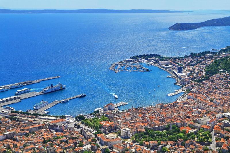 تختخواب و صبحانه La Porta Luxury Rooms