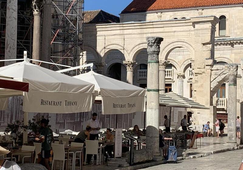 تختخواب و صبحانه La Porta Luxury Rooms