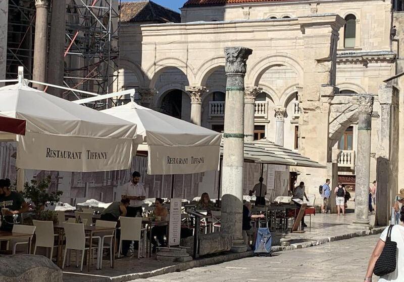 تختخواب و صبحانه La Porta Luxury Rooms