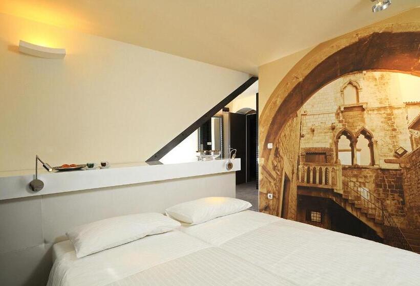 تختخواب و صبحانه La Porta Luxury Rooms