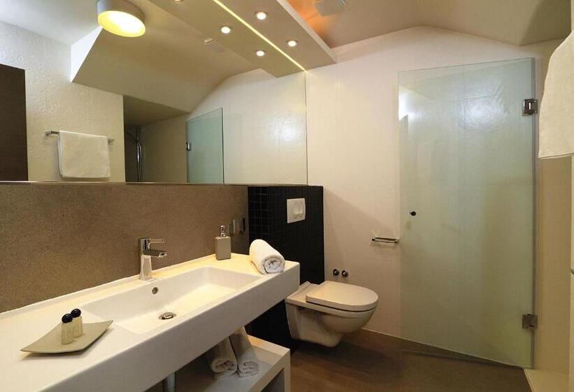 تختخواب و صبحانه La Porta Luxury Rooms