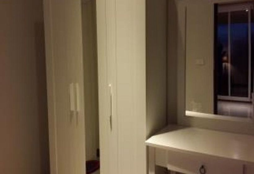 Отель Apichada Villa