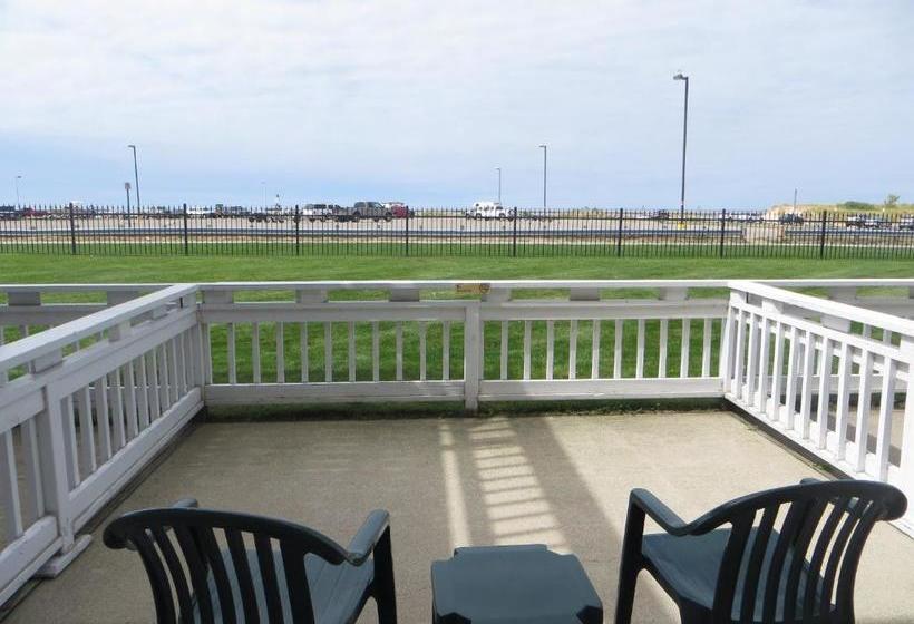 Отель Snyders Shoreline Inn