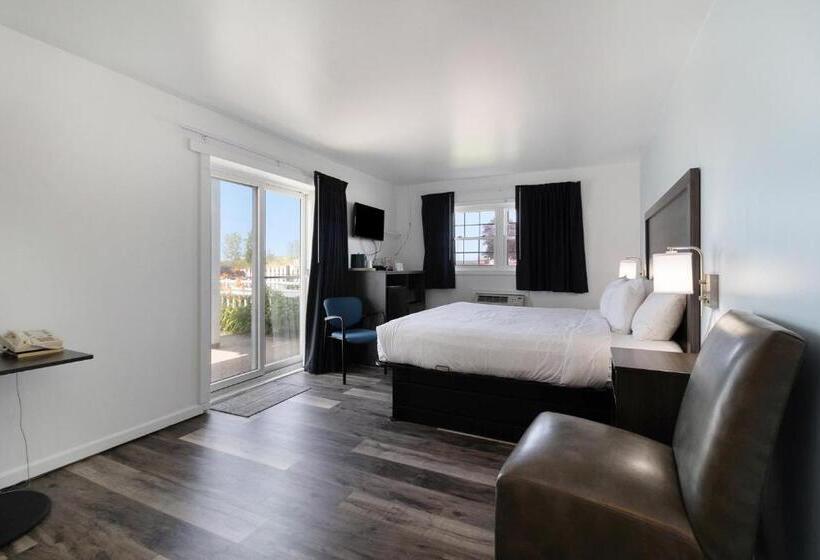 Отель Snyders Shoreline Inn