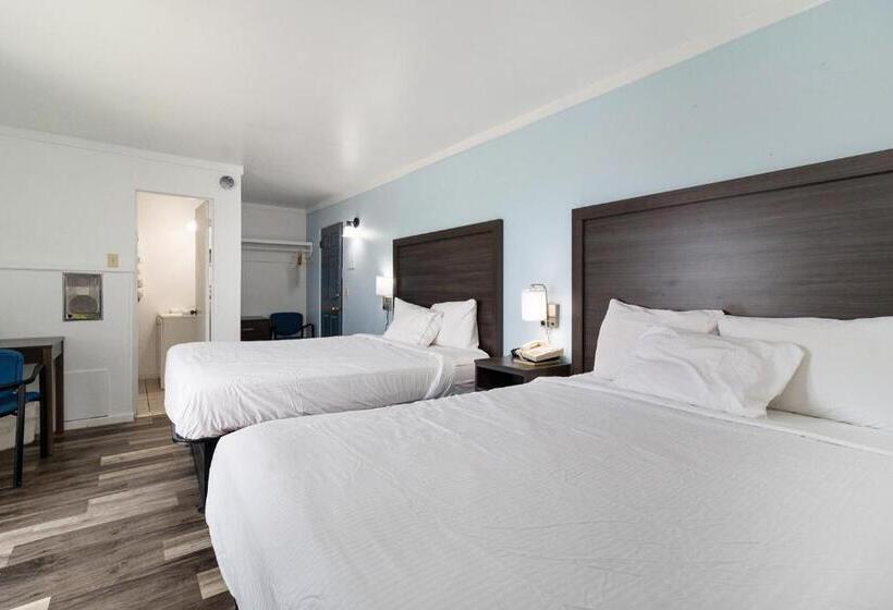 Отель Snyders Shoreline Inn