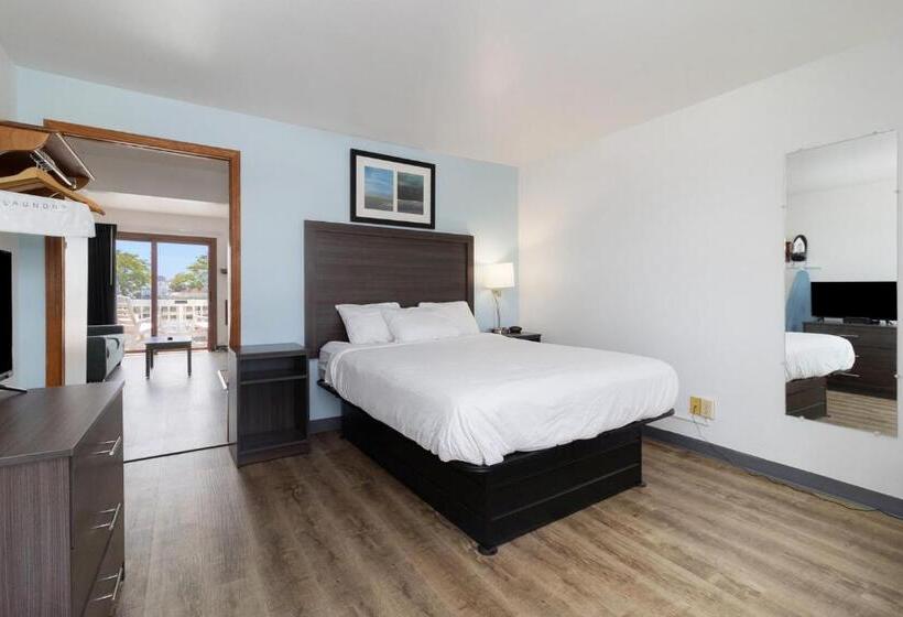 Отель Snyders Shoreline Inn