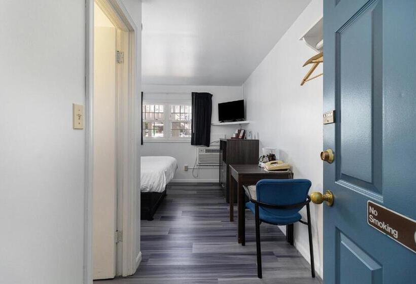 Отель Snyders Shoreline Inn