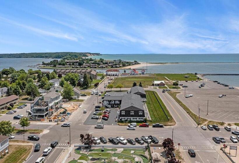 Отель Snyders Shoreline Inn