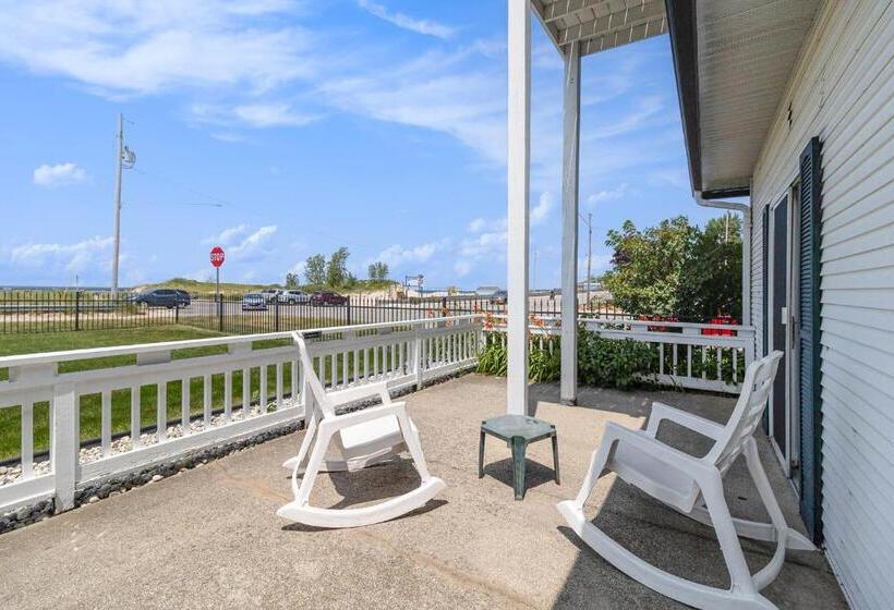 Отель Snyders Shoreline Inn