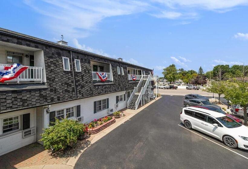 Отель Snyders Shoreline Inn