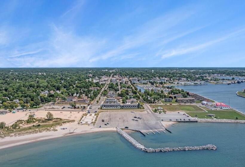 Отель Snyders Shoreline Inn