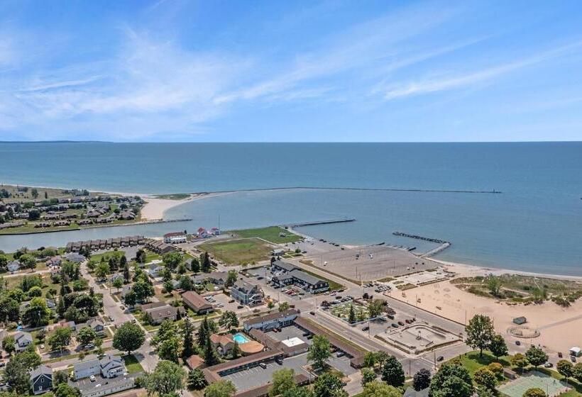 Отель Snyders Shoreline Inn