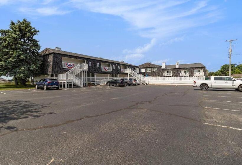 Отель Snyders Shoreline Inn