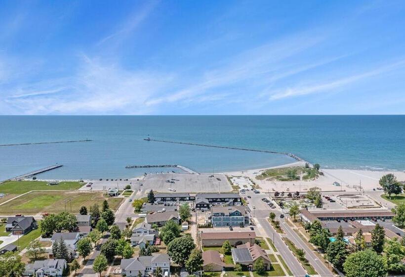 Отель Snyders Shoreline Inn