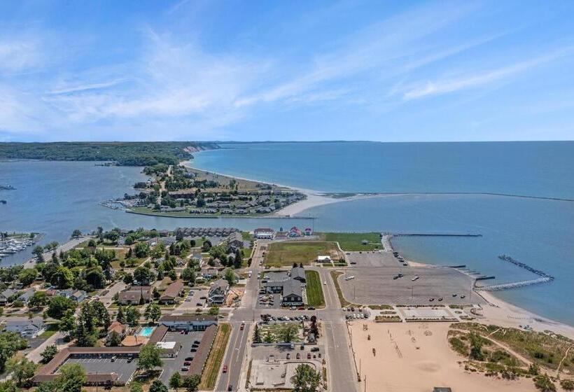 Отель Snyders Shoreline Inn