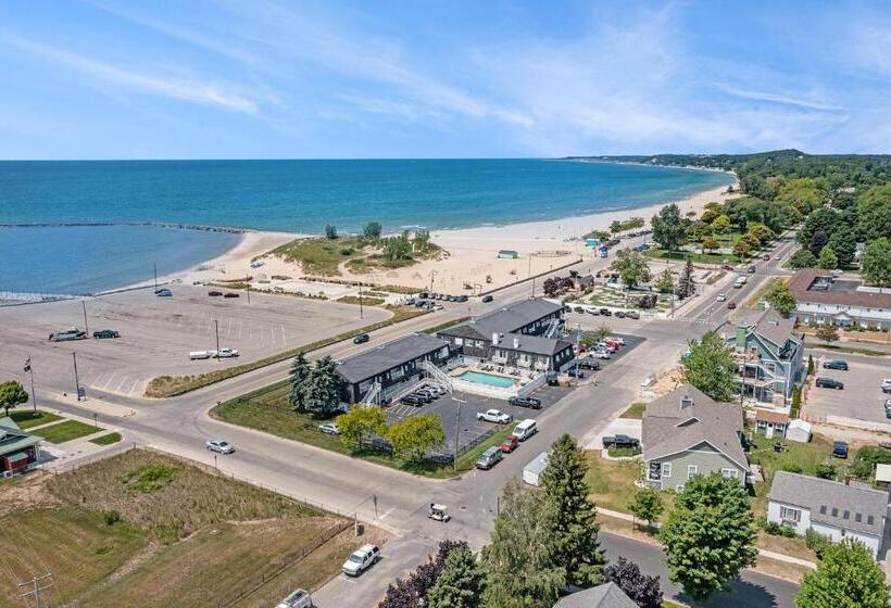 Отель Snyders Shoreline Inn