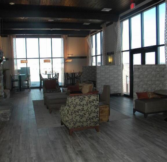 בית מלון כפרי Teddy's Residential Suites Watford City