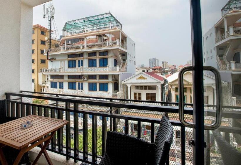 White Residence Hotel & Apartment