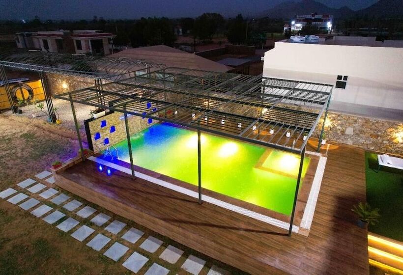 Отель The Royal Farm