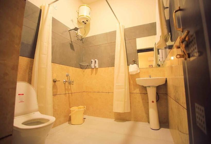 Отель The Royal Farm