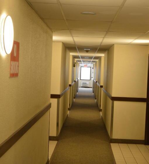 בית מלון כפרי Airport Traveller S Inn