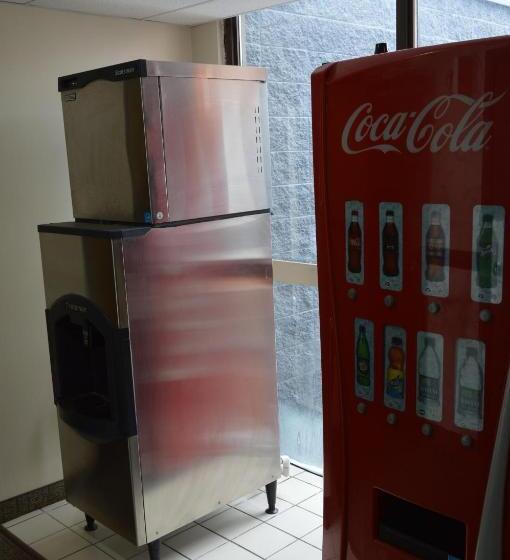 בית מלון כפרי Airport Traveller S Inn