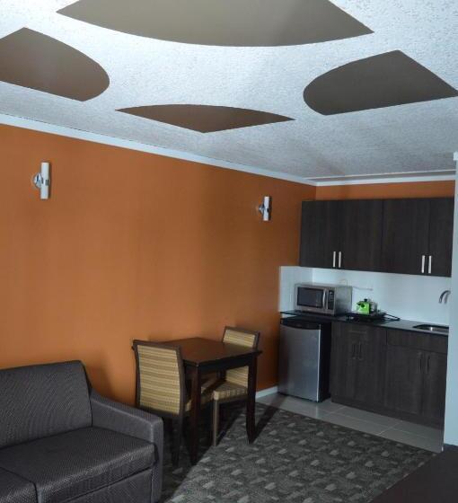 בית מלון כפרי Airport Traveller S Inn