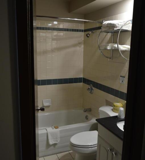 בית מלון כפרי Airport Traveller S Inn